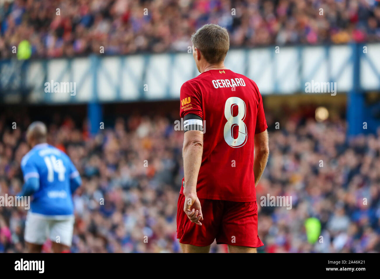 12. Oktober 2019, das Ibrox Stadium, Glasgow, UK. Ibrox Stadion, der Heimat der Glasgow Rangers Football Club ein Match zwischen Förster Legenden (Rentner und ex-Spieler) gegen Liverpool Legenden (Rentner und ex-Spieler) mit ALEX McLEISH (ex-Schottland Manager) als der Krippe von Förster und IAN RUSH MBE (ehemalige Liverpool nach vorne) als Manager von Liverpool gehostet werden. STEVEN GERRARD, der für Liverpool gespielt hat und ist der aktuelle Manager der Rangers spielen für beide Mannschaften zu einem bestimmten Zeitpunkt werden während des Spiels. Credit: Findlay/Alamy Nachrichten Stockfoto