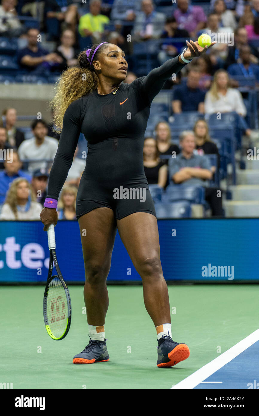 Serena Williams aus den USA konkurrieren im Halbfinale der Frauen der 2019 US Open Tennis Championships. Stockfoto