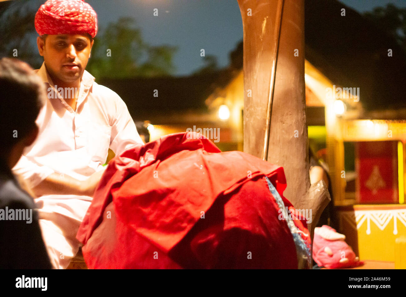 Traditionelle Rajasthani Mann mit einem großen Topf mit Eis kulfi in ...