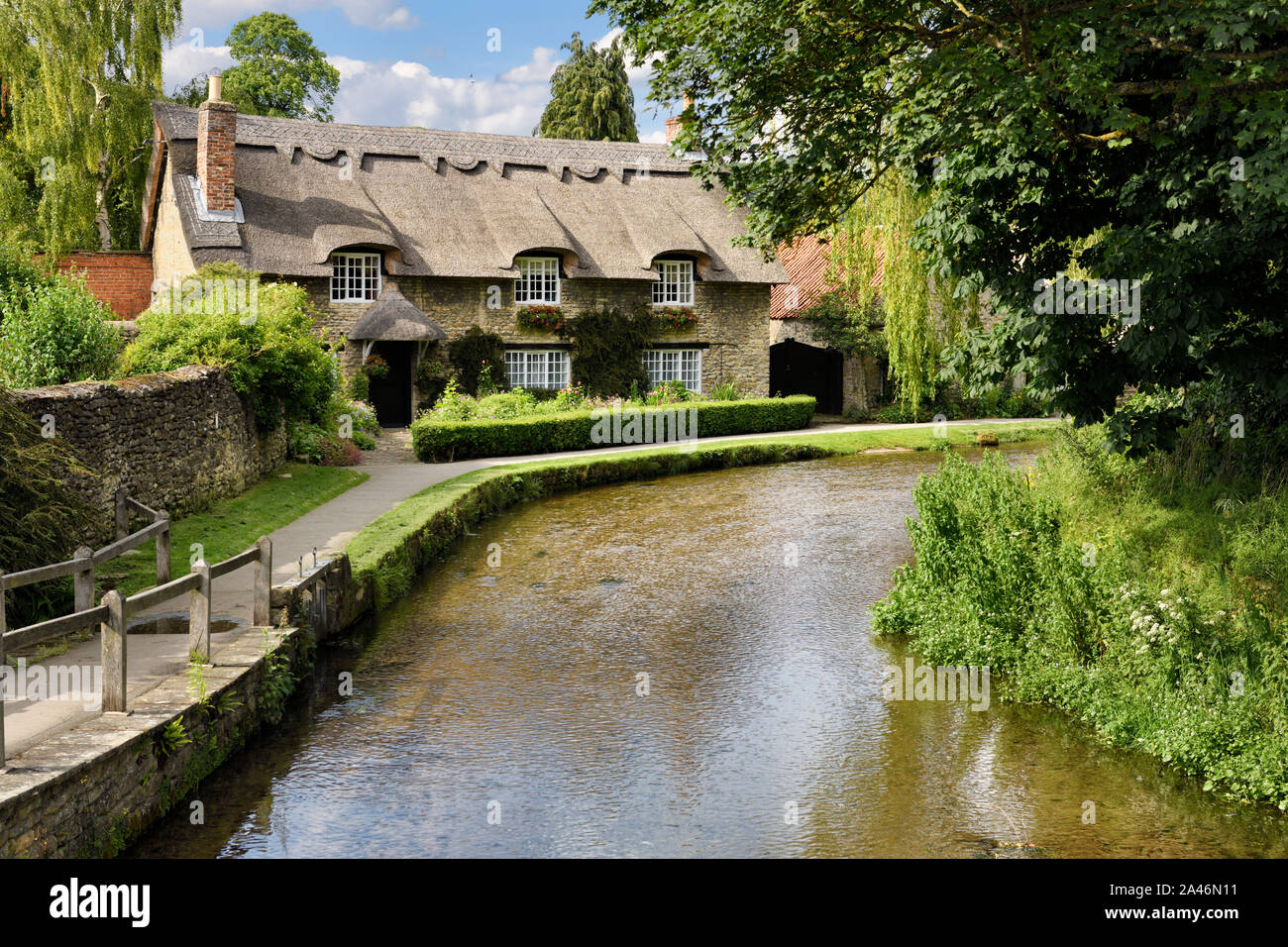 Beck Insel museum Reetdach Ferienhaus an der Thornton Beck stream in Thornton-le-Dale North Yorkshire England Stockfoto Beck Insel museum Reetdach Ferienhaus an der Thornton Beck stream in Thornton-le-Dale North Yorkshire England Stockfoto