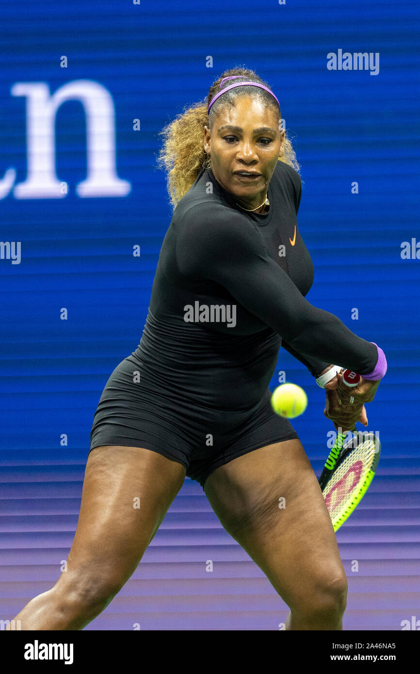 Serena Williams aus den USA konkurrieren im Halbfinale der Frauen der 2019 US Open Tennis Championships. Stockfoto