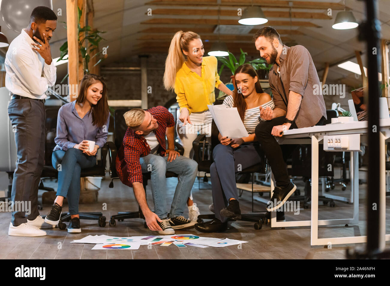 Teamarbeit. Kreative Kollegen diskutieren mit Paletten Stockfoto