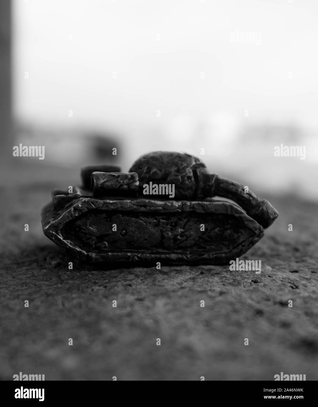 Schwarz-weiß Foto von Mini tank Bronze Figur von Michael Kolodko. Stockfoto