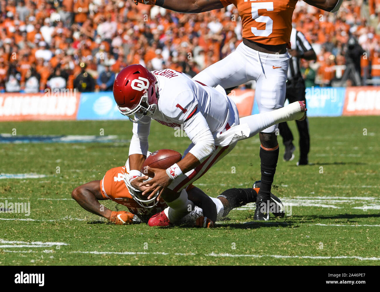 Okt 12, 2019: Oklahoma Sooners Quarterback Jalen Verletzt #1 fumbles den Ball im ersten Quartal während der NCAA Red River Rivalität Spiel zwischen der Universität von Oklahoma Sooners und der Universität von Texas Longhorns im Cotton Bowl Stadium im Fair Park in Dallas, TX Albert Pena/CSM Stockfoto