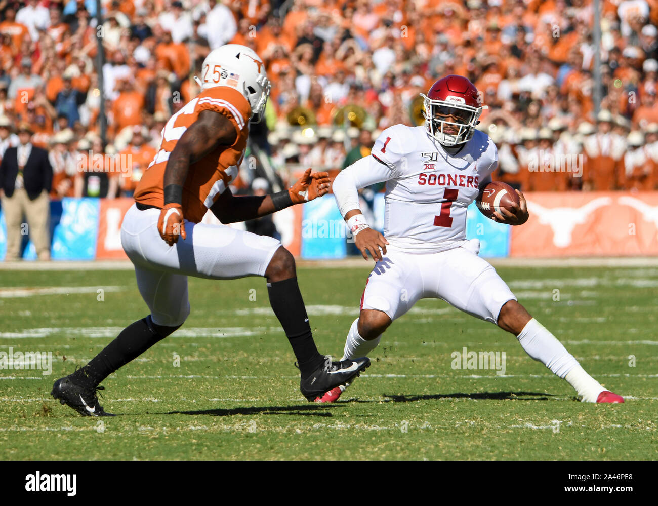 Okt 12, 2019: Oklahoma Sooners Quarterback Jalen Verletzt #1 die Kugel für einen ersten Abstieg im ersten Quartal während der NCAA Red River Rivalität Spiel zwischen der Universität von Oklahoma Sooners und der Universität von Texas Longhorns im Cotton Bowl Stadium im Fair Park in Dallas, TX Albert Pena/CSM trägt Stockfoto