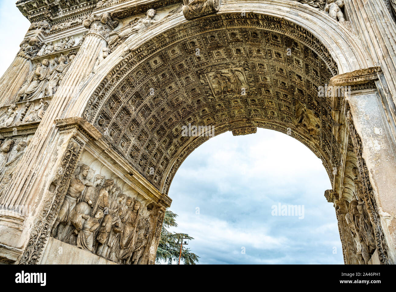 Antike römische Triumphbogen von Trajan, triumphbögen am besten erhaltene. Benevento, Italien Stockfoto