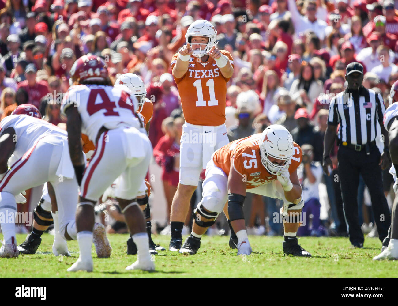 Okt 12, 2019: Texas Longhorns quarterback Sam Ehlinger #11 im zweiten Quartal während der NCAA Red River Rivalität Spiel zwischen der Universität von Oklahoma Sooners und der Universität von Texas Longhorns im Cotton Bowl Stadium im Fair Park in Dallas, TX Albert Pena/CSM Stockfoto