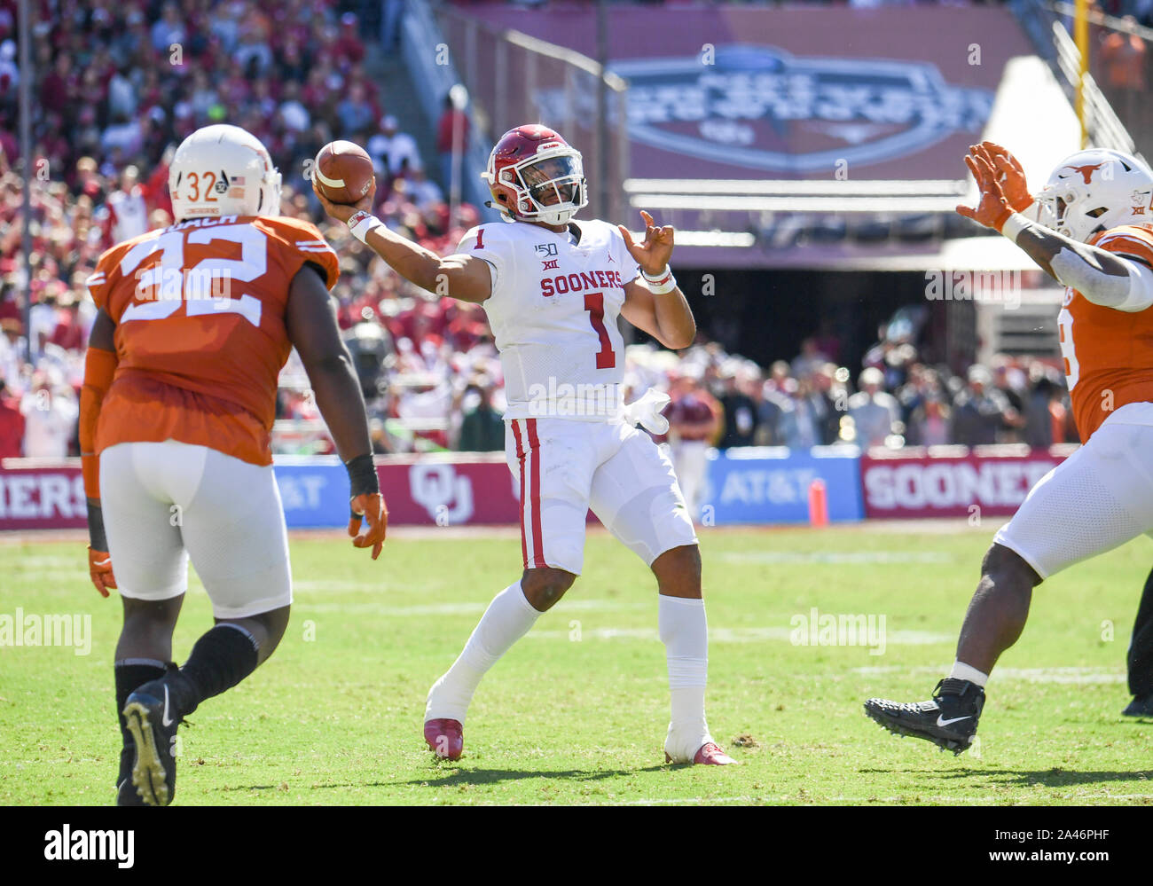 Okt 12, 2019: Oklahoma Sooners Quarterback Jalen Verletzt #1 durchläuft und ist im zweiten Quartal während der NCAA Red River Rivalität Spiel zwischen der Universität von Oklahoma Sooners und der Universität von Texas Longhorns im Cotton Bowl Stadium im Fair Park in Dallas, TX Albert Pena/CSM abgefangen Stockfoto