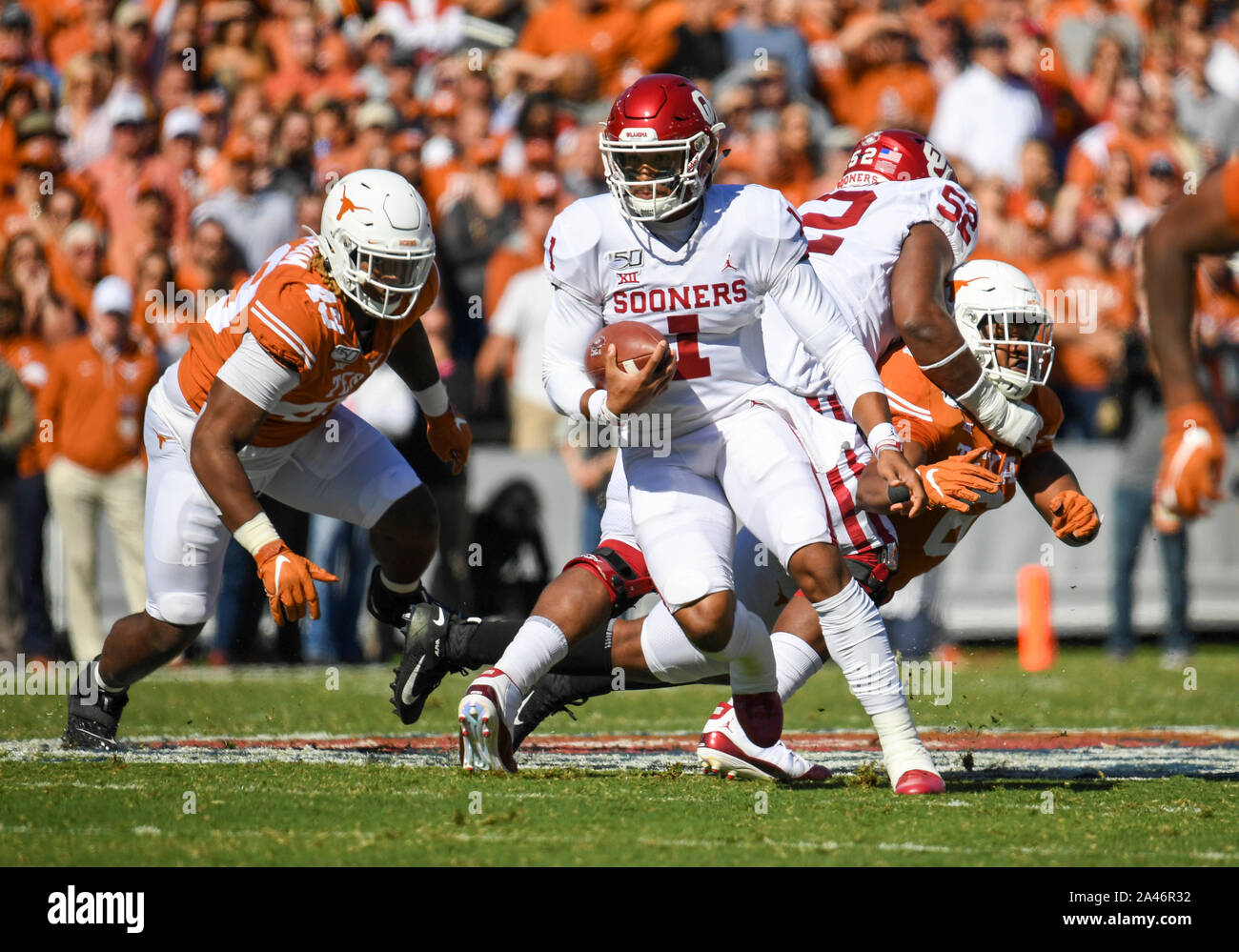 Okt 12, 2019: Oklahoma Sooners Quarterback Jalen Verletzt #1 kriecht mit dem Ball im ersten Quartal während der NCAA Red River Rivalität Spiel zwischen der Universität von Oklahoma Sooners und der Universität von Texas Longhorns im Cotton Bowl Stadium im Fair Park in Dallas, TX Albert Pena/CSM Stockfoto