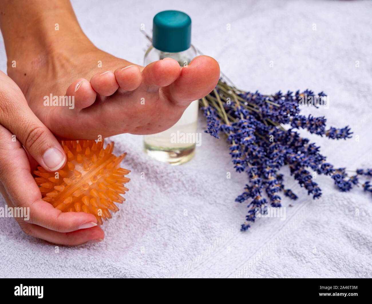 Verzögerung Frau Massagen, sich mit einer Massage Ball Stockfoto