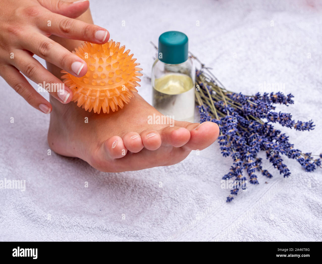 Fußreflexzonenmassage mit Igel Kugel in eine Praxis Stockfoto
