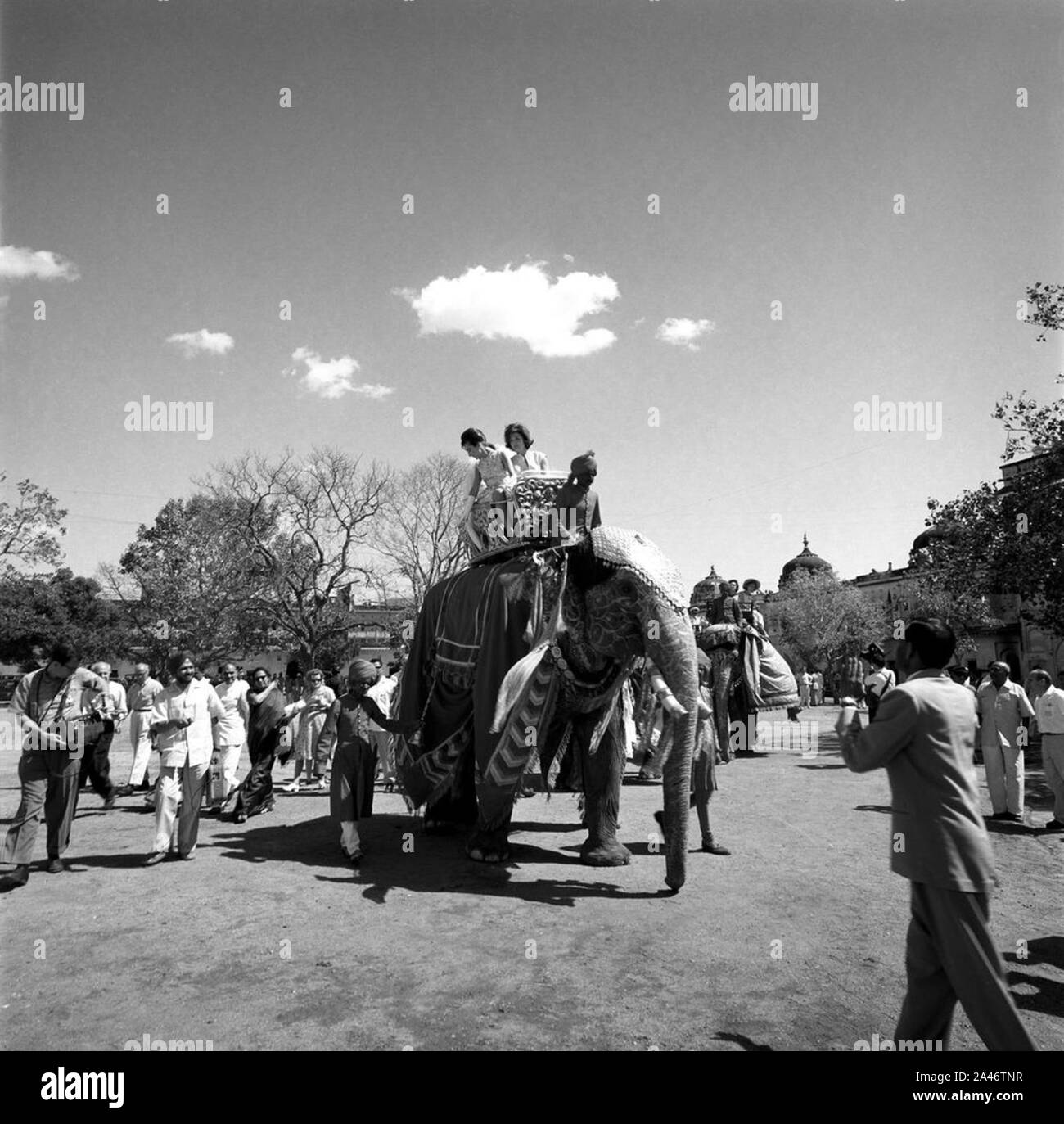 First Lady Jacqueline Kennedy reitet auf einem Elefanten in Indien (1). Stockfoto