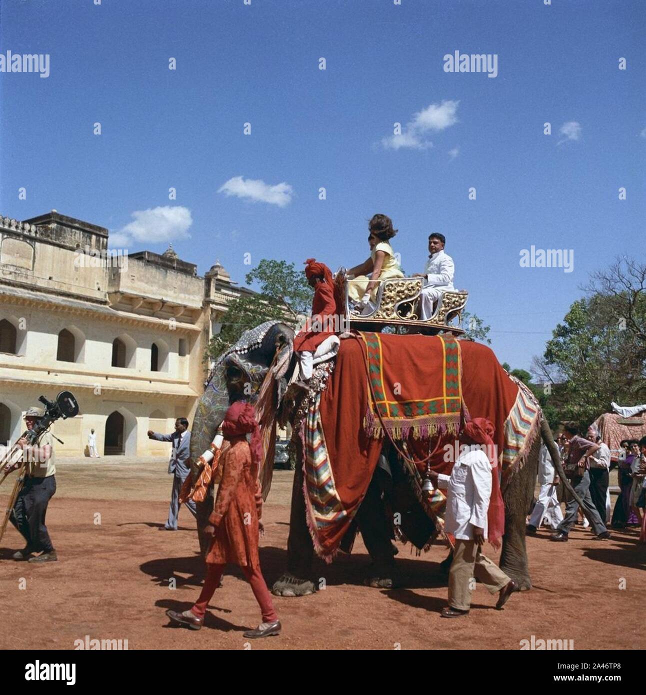 First Lady Jacqueline Kennedy reitet auf einem Elefanten in Indien (2). Stockfoto