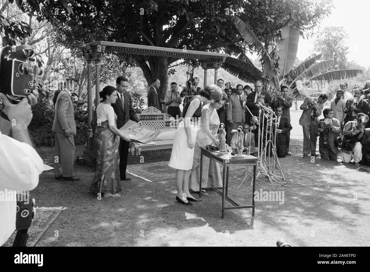 First Lady Jacqueline Kennedy präsentiert Kunst Karneval für Kinder in Indien. Stockfoto