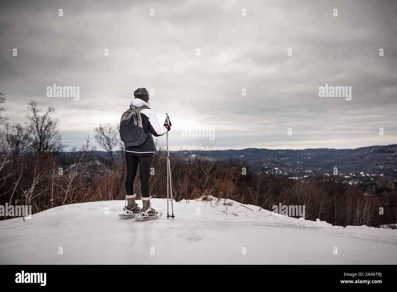 Frau suchen an der Ansicht nach Schneeschuhwandern Stockfoto