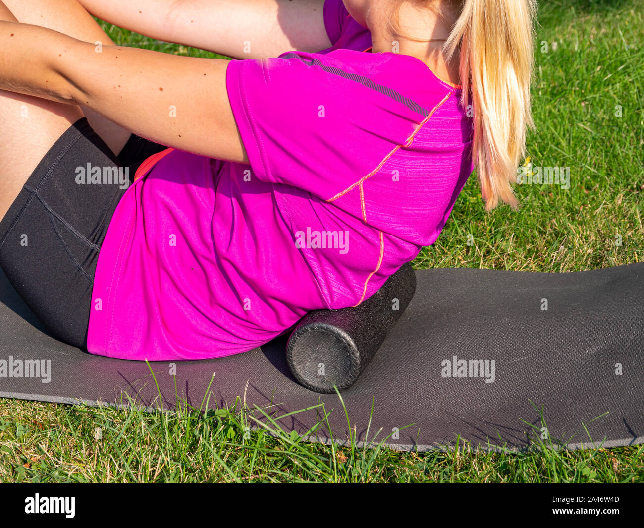 Frau tun Faszination Training für den Rücken im Park Stockfoto