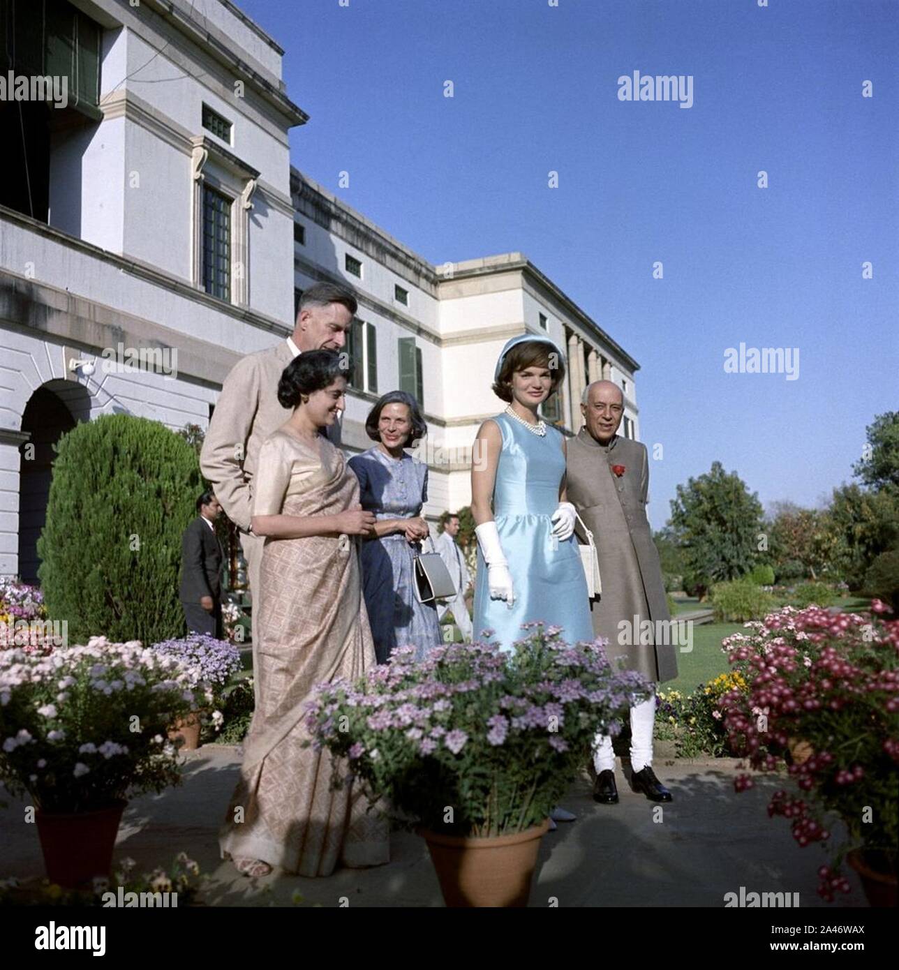 First Lady Jacqueline Kennedy mit Premierminister Jawaharlal Nehru und seine Tochter Indira Gandhi. Stockfoto