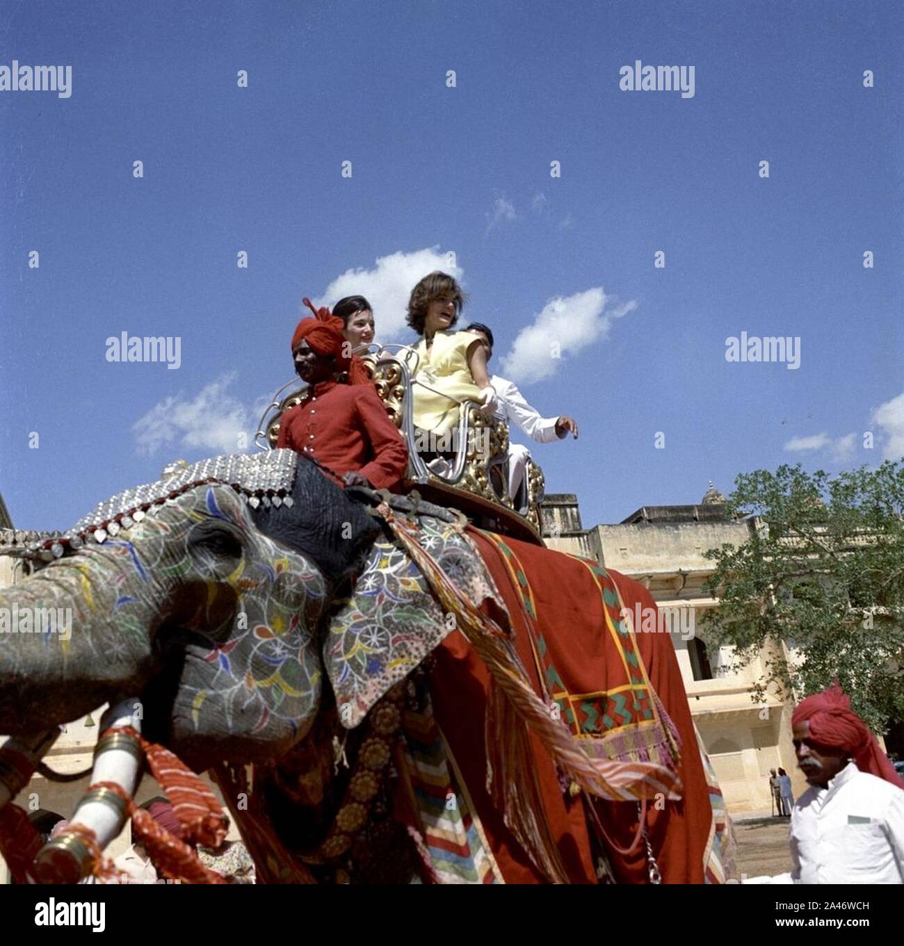First Lady Jacqueline Kennedy reitet auf einem Elefanten in Indien Stockfoto