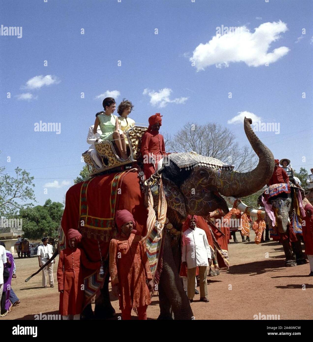 First Lady Jacqueline Kennedy reitet auf einem Elefanten in Indien (4). Stockfoto