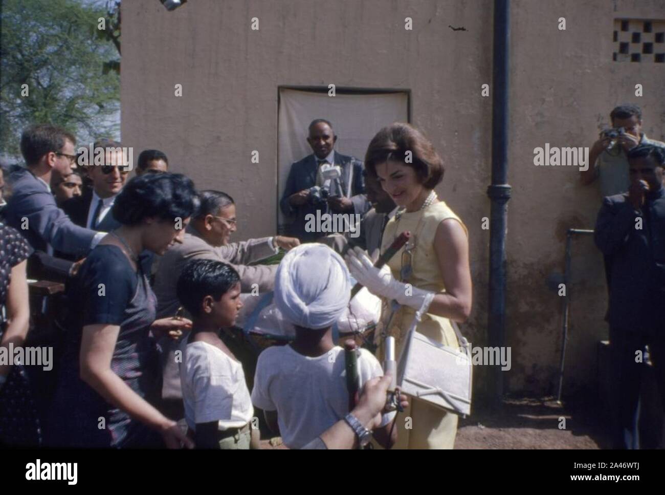 First Lady Jacqueline Kennedy Visits Bal Sahyog in Neu Delhi, Indien. Stockfoto