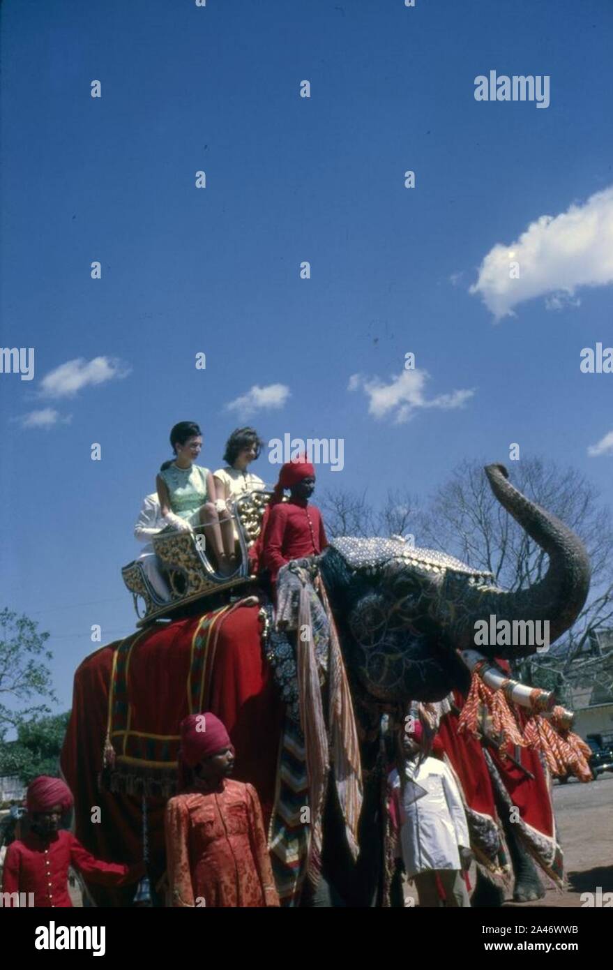 First Lady Jacqueline Kennedy reitet auf einem Elefanten in Indien (9). Stockfoto