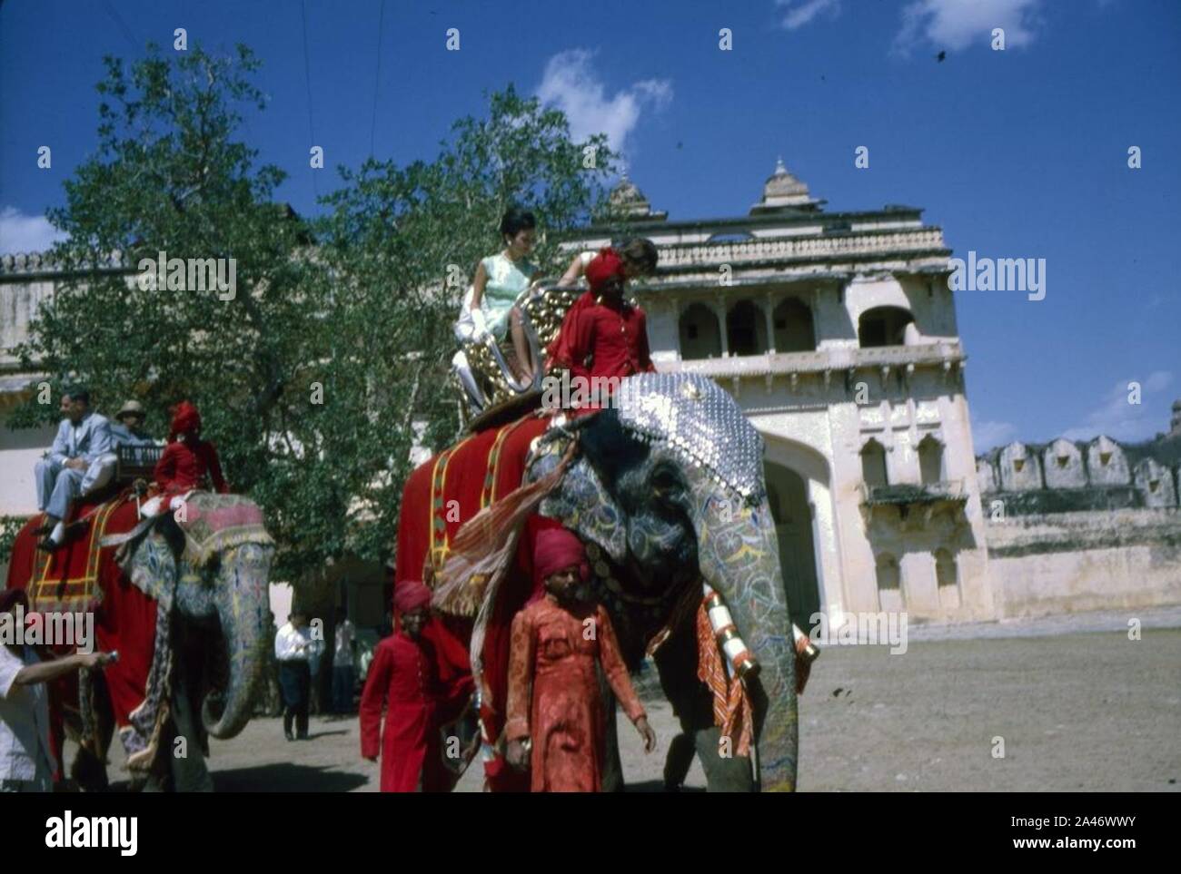 First Lady Jacqueline Kennedy reitet auf einem Elefanten in Indien (8). Stockfoto