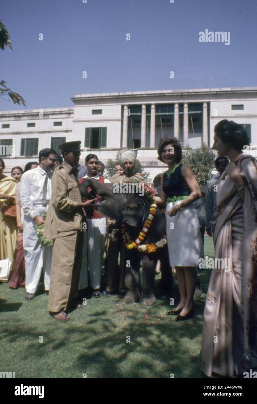 First Lady Jacqueline Kennedy mit Elefanten in Indien. Stockfoto