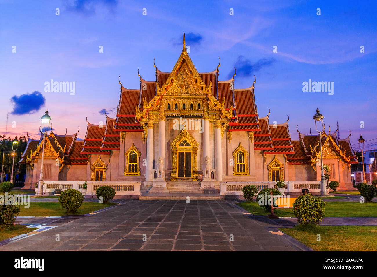 Bangkok, Thailand. Die Marmor-Tempel, Wat Benchamabopit Dusitvanaram bei Sonnenuntergang. Stockfoto