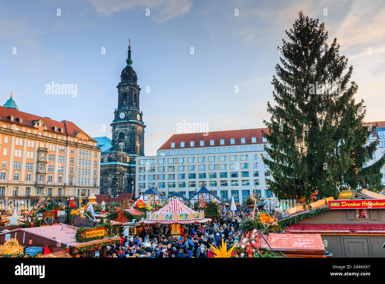 Dresden, Deutschland - 16 Dezember, 2016: Die Menschen besuchen Weihnachtsmarkt Striezelmarkt in Dresden, Deutschland. Stockfoto