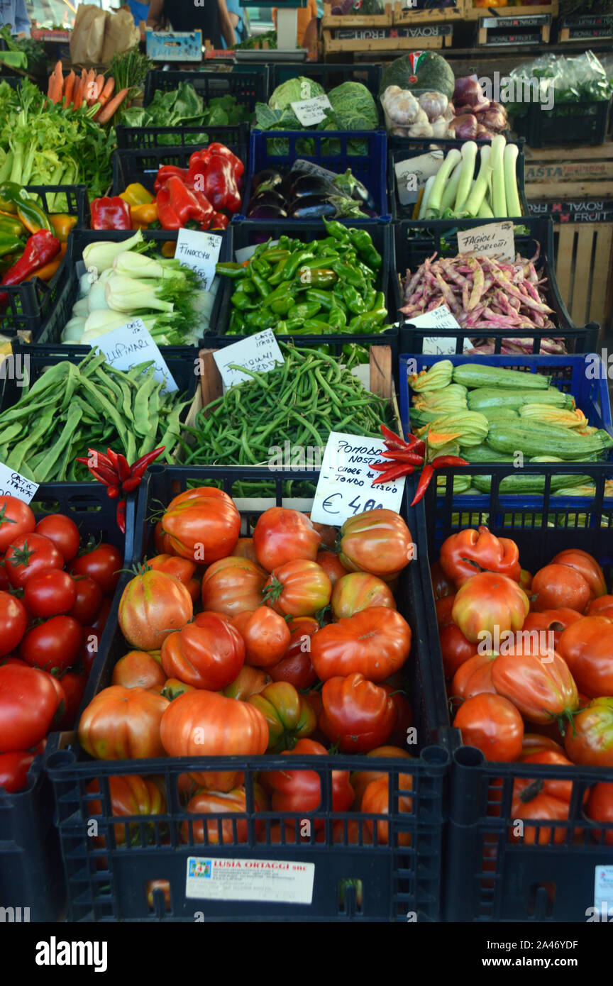 Frisches Gemüse Stall in der überdachten Marktplatz in La Spezia, Italien, EU. Zucchini, Auberginen Stockfoto