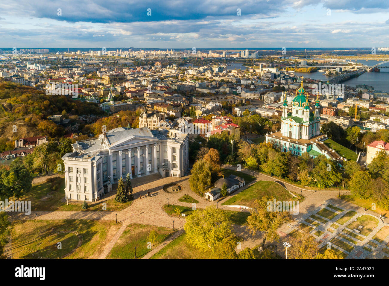 Antenne Herbst Landschaft Blick auf Saint Andrew's Kirche und Museum für Geschichte in Kiew, Ukraine. Berühmte religiöse und touristische Ort in Kiew. Stockfoto