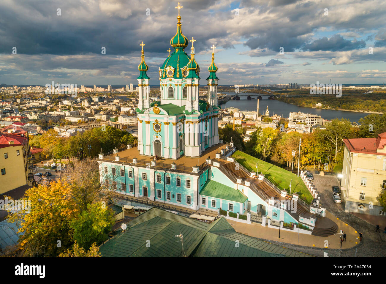 Antenne Herbst Landschaft Blick auf Saint Andrew's Church in 2019, Kiew, Ukraine. Berühmte religiöse und touristische Ort in Kiew. Stockfoto