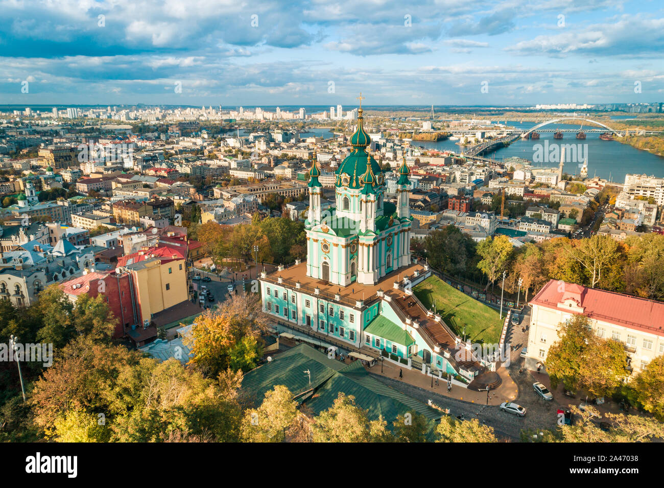 Antenne Herbst Landschaft Blick auf Saint Andrew's Church in 2019, Kiew, Ukraine. Berühmte religiöse und touristische Ort in Kiew. Stockfoto