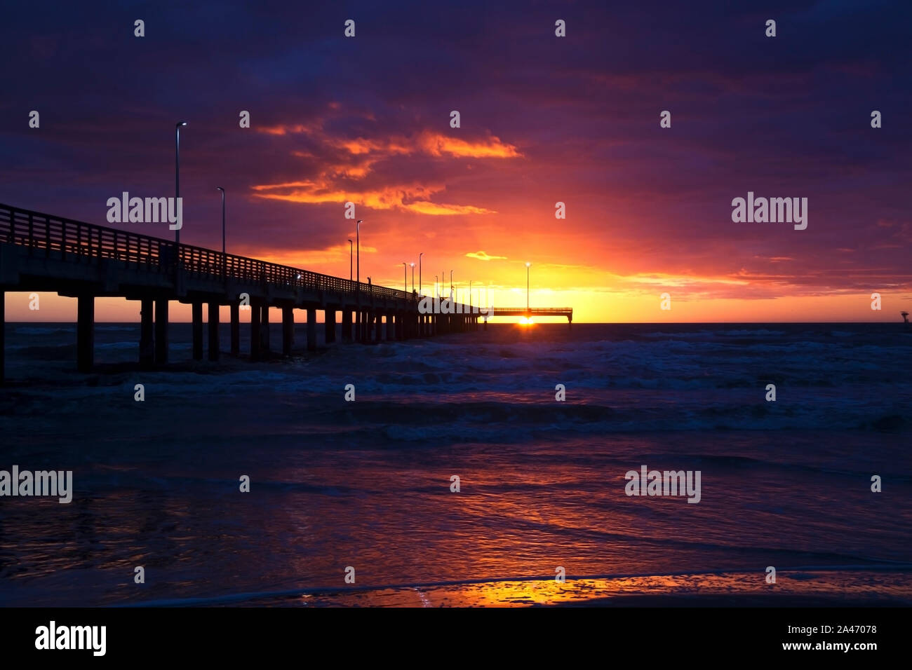 Sonnenaufgang am Fishing Pier in Texas, Golf von Mexiko Stockfoto