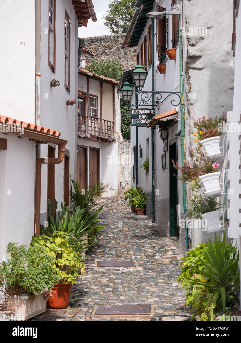 Detailansicht der Altstadt in der Nähe der Burg, einem engen Straße, Ort, an dem eine Bar und ein Restaurant, in Bragança, Portugal Stockfoto