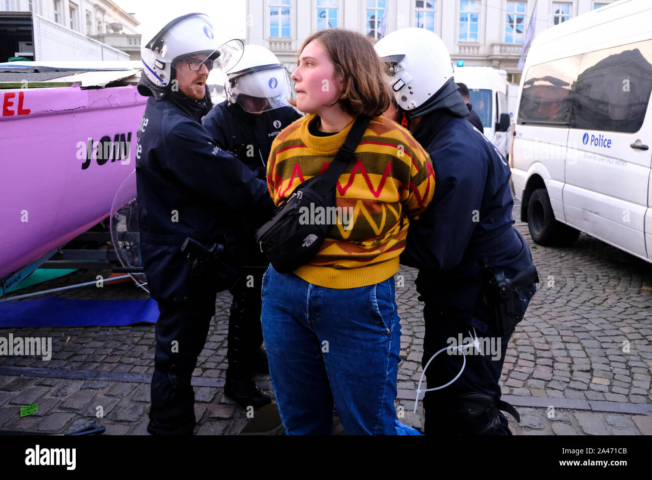 Brüssel, Belgien. 12. Oktober 2019. Belgische Polizisten verhaften Klima Aktivisten in neben dem Königlichen Palast während das Aussterben Rebellion protestieren. Credit: ALEXANDROS MICHAILIDIS/Alamy Live News Credit: ALEXANDROS MICHAILIDIS/Alamy leben Nachrichten Stockfoto