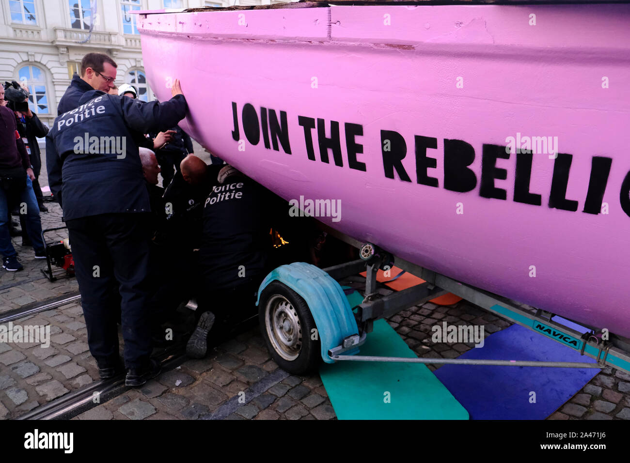 Brüssel, Belgien. 12. Oktober 2019. Belgische Polizisten verhaften Klima Aktivisten in neben dem Königlichen Palast während das Aussterben Rebellion protestieren. Credit: ALEXANDROS MICHAILIDIS/Alamy Live News Credit: ALEXANDROS MICHAILIDIS/Alamy leben Nachrichten Stockfoto