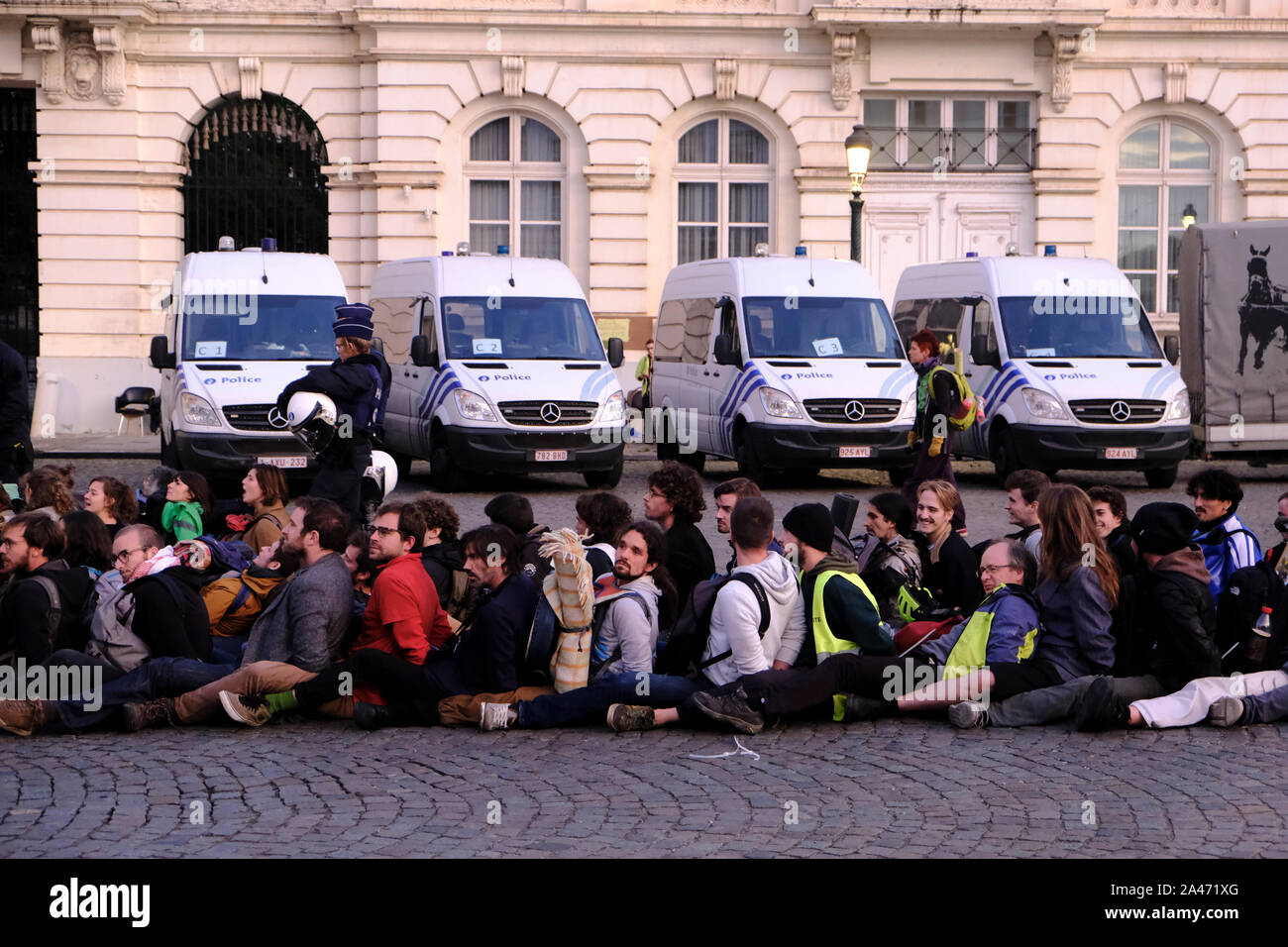 Brüssel, Belgien. 12. Oktober 2019. Belgische Polizisten verhaften Klima Aktivisten in neben dem Königlichen Palast während das Aussterben Rebellion protestieren. Credit: ALEXANDROS MICHAILIDIS/Alamy Live News Credit: ALEXANDROS MICHAILIDIS/Alamy leben Nachrichten Stockfoto