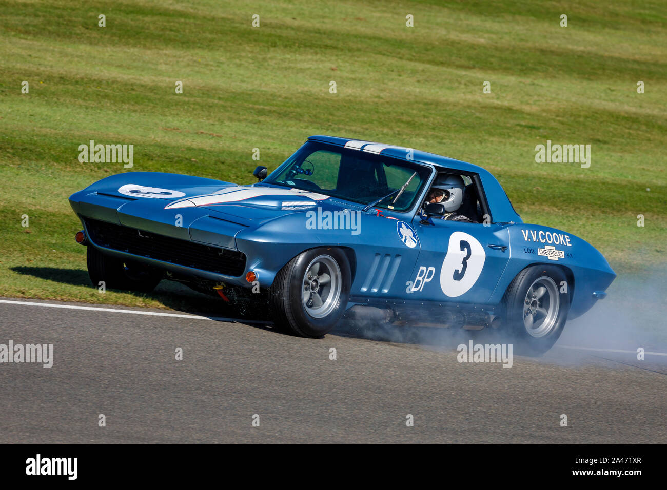 1964 Chevrolet Corvette Stingray mit Fahrer Stig Blomqvist während des RAC TT Feier Rennen auf dem 2019 Goodwood Revival, Sussex, UK. Stockfoto