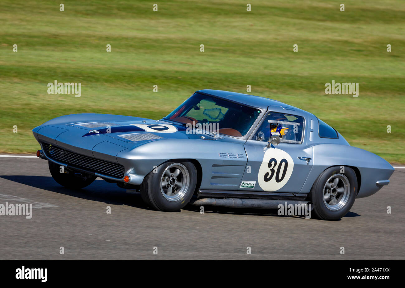 1963 Chevrolet Corvette Stingray mit Fahrer Marco Attard während des RAC TT Feier Rennen auf dem 2019 Goodwood Revival, Sussex, UK. Stockfoto