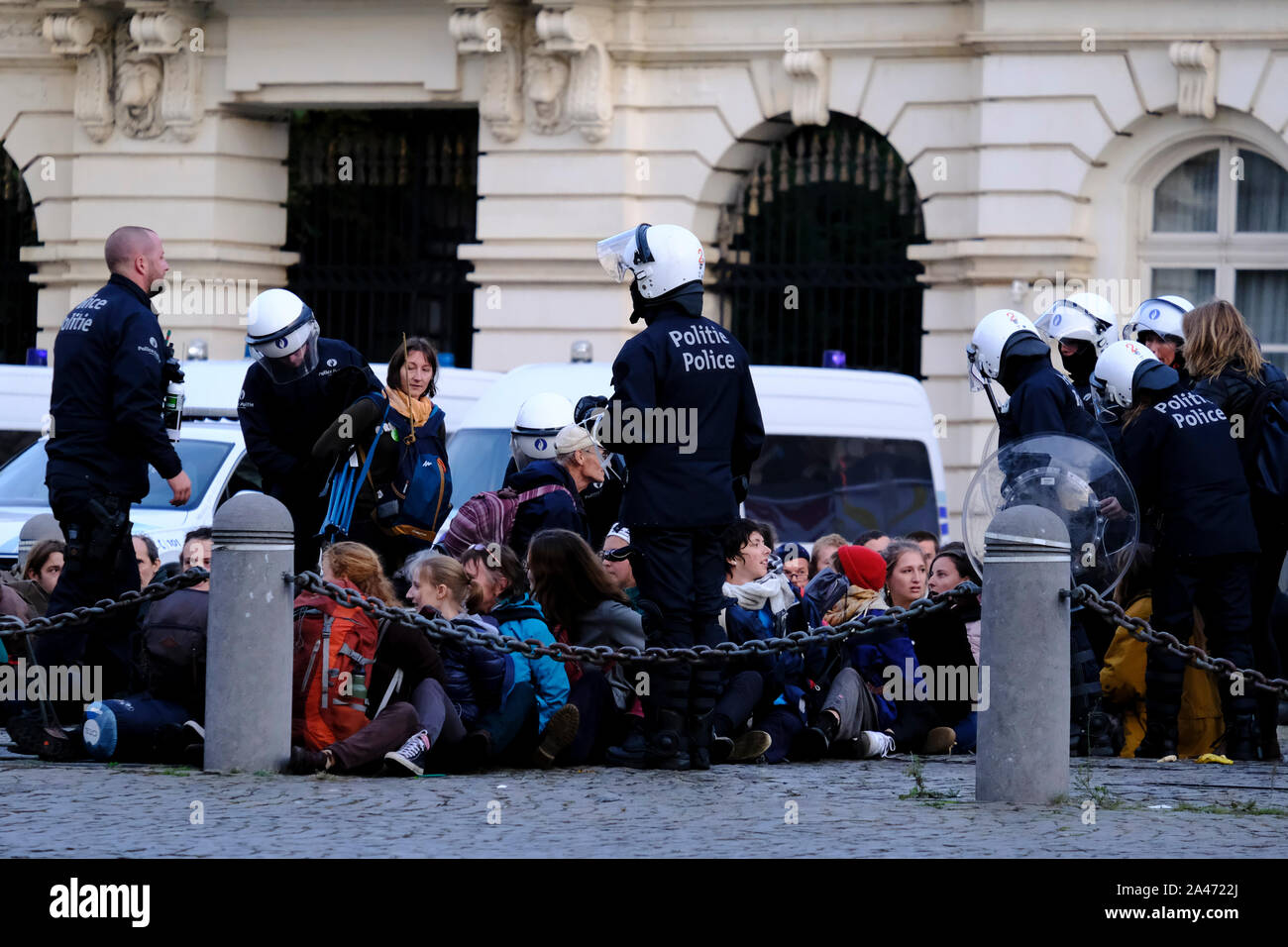 Brüssel, Belgien. 12. Oktober 2019. Belgische Polizisten verhaften Klima Aktivisten in neben dem Königlichen Palast während das Aussterben Rebellion protestieren. Credit: ALEXANDROS MICHAILIDIS/Alamy Live News Credit: ALEXANDROS MICHAILIDIS/Alamy leben Nachrichten Stockfoto