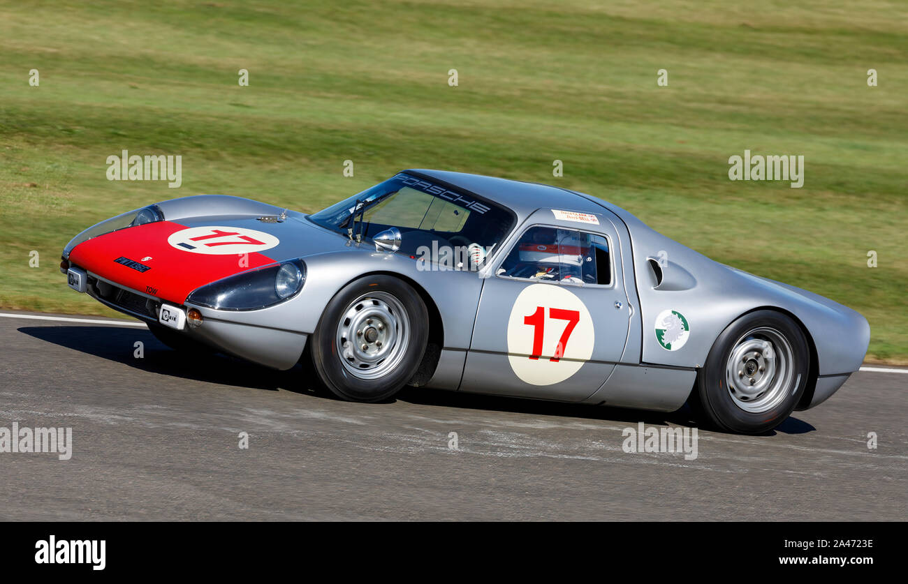 1964 Porsche 904 Carrera GTS mit Fahrer Derek Bell während des RAC TT Feier Rennen auf dem 2019 Goodwood Revival, Sussex, UK. Stockfoto