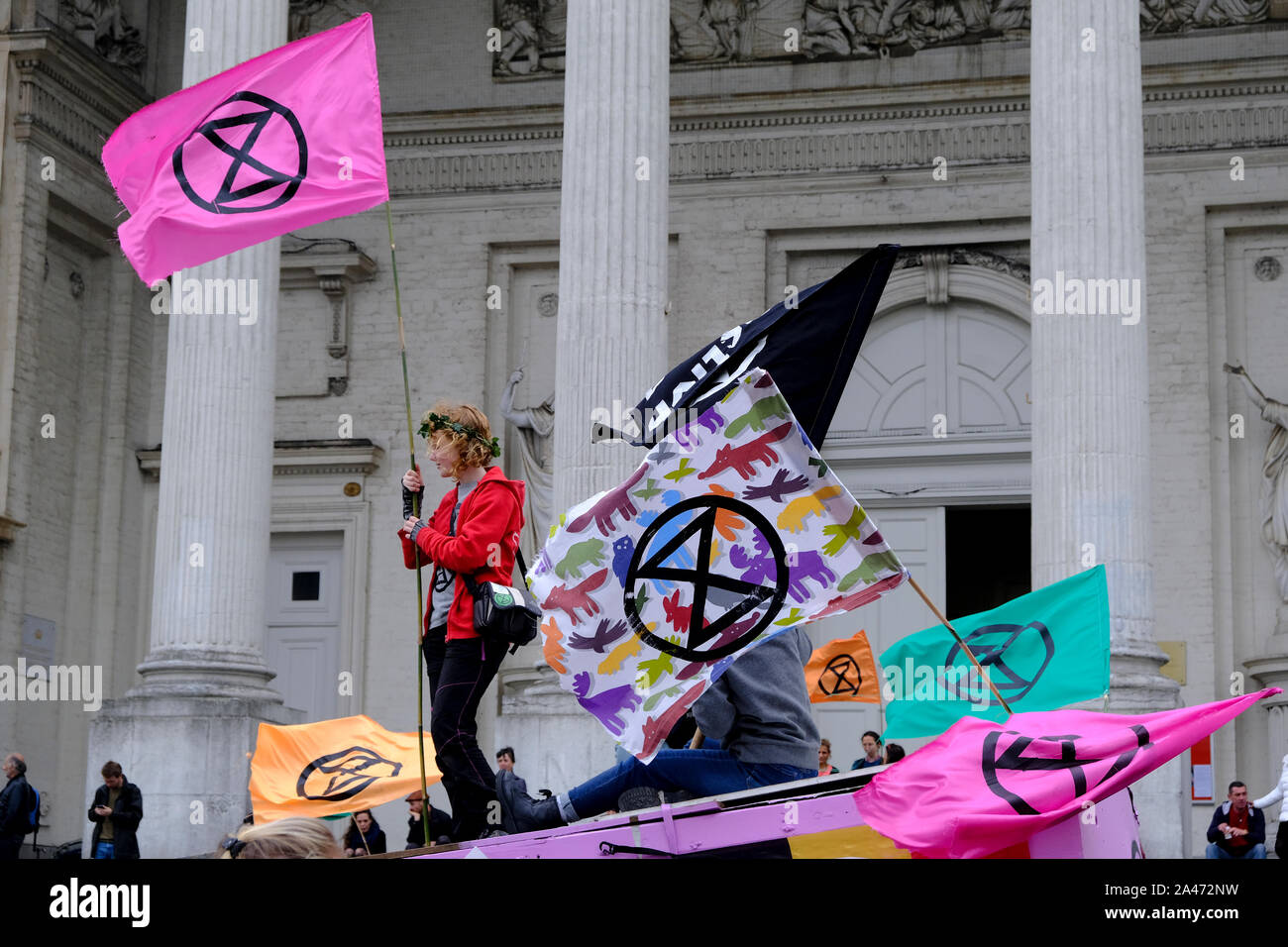 Brüssel, Belgien. 12. Oktober 2019. Klima Aktivisten versammeln sich in der Nähe des Königlichen Palastes, während das Aussterben Rebellion protestieren. Credit: ALEXANDROS MICHAILIDIS/Alamy Live News Credit: ALEXANDROS MICHAILIDIS/Alamy leben Nachrichten Stockfoto