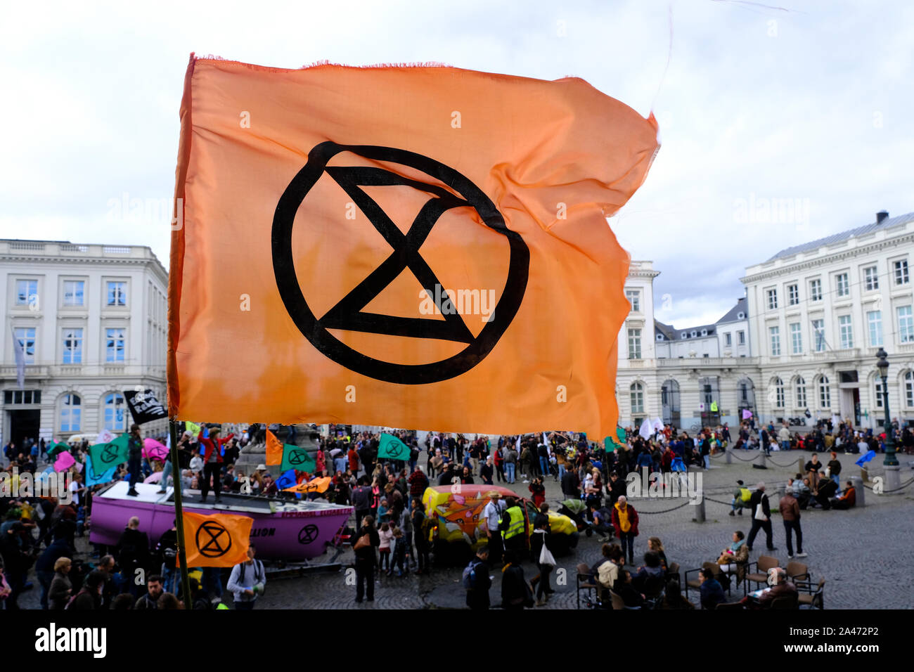 Brüssel, Belgien. 12. Oktober 2019. Klima Aktivisten versammeln sich in der Nähe des Königlichen Palastes, während das Aussterben Rebellion protestieren. Credit: ALEXANDROS MICHAILIDIS/Alamy Live News Credit: ALEXANDROS MICHAILIDIS/Alamy leben Nachrichten Stockfoto