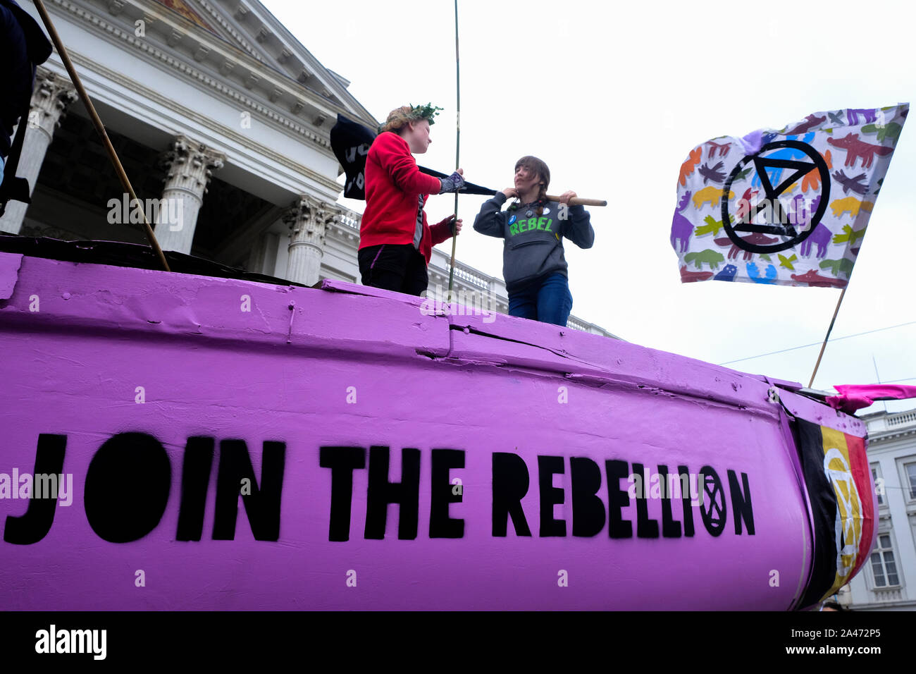 Brüssel, Belgien. 12. Oktober 2019. Klima Aktivisten versammeln sich in der Nähe des Königlichen Palastes, während das Aussterben Rebellion protestieren. Credit: ALEXANDROS MICHAILIDIS/Alamy Live News Credit: ALEXANDROS MICHAILIDIS/Alamy leben Nachrichten Stockfoto