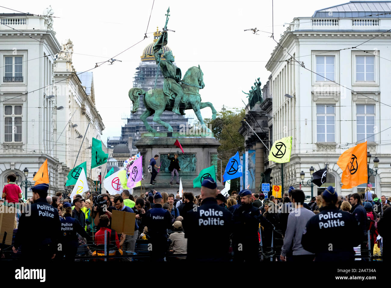 Brüssel, Belgien. 12. Oktober 2019. Klima Aktivisten versammeln sich in der Nähe des Königlichen Palastes, während das Aussterben Rebellion protestieren. Credit: ALEXANDROS MICHAILIDIS/Alamy Live News Credit: ALEXANDROS MICHAILIDIS/Alamy leben Nachrichten Stockfoto