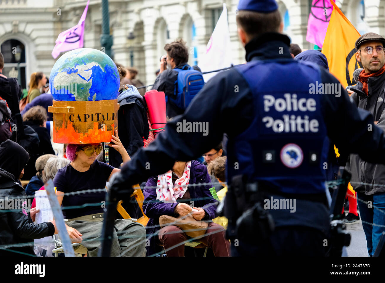 Brüssel, Belgien. 12. Oktober 2019. Klima Aktivisten versammeln sich in der Nähe des Königlichen Palastes, während das Aussterben Rebellion protestieren. Credit: ALEXANDROS MICHAILIDIS/Alamy Live News Credit: ALEXANDROS MICHAILIDIS/Alamy leben Nachrichten Stockfoto