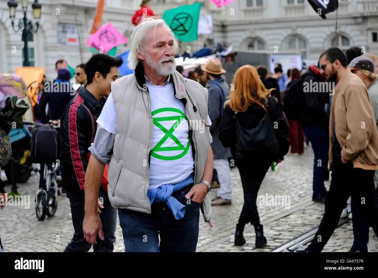 Brüssel, Belgien. 12. Oktober 2019. Klima Aktivisten versammeln sich in der Nähe des Königlichen Palastes, während das Aussterben Rebellion protestieren. Credit: ALEXANDROS MICHAILIDIS/Alamy Live News Credit: ALEXANDROS MICHAILIDIS/Alamy leben Nachrichten Stockfoto
