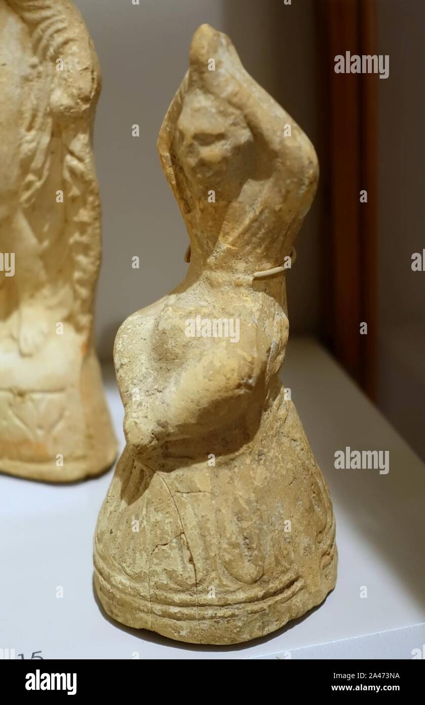 Figurine von Kind auf Kegel thront, unbekannter Herkunft, vielleicht Nippur, Hellenistische, C. 100 v. Chr. Stockfoto