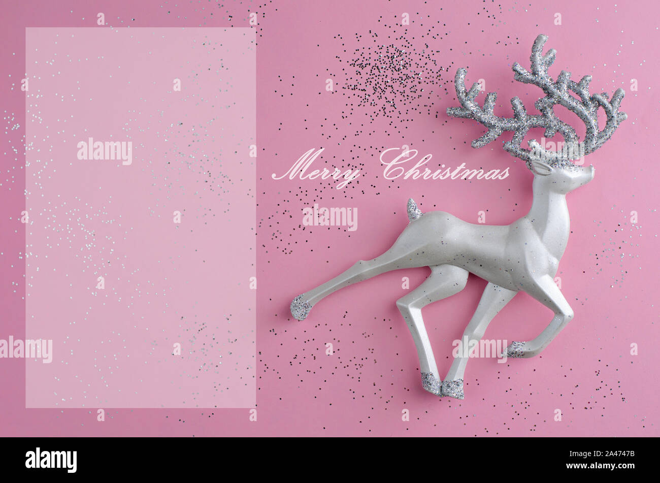 Mock up Grußkarte für Weihnachten mit decotation auf Pastell rosa Hintergrund. Stockfoto